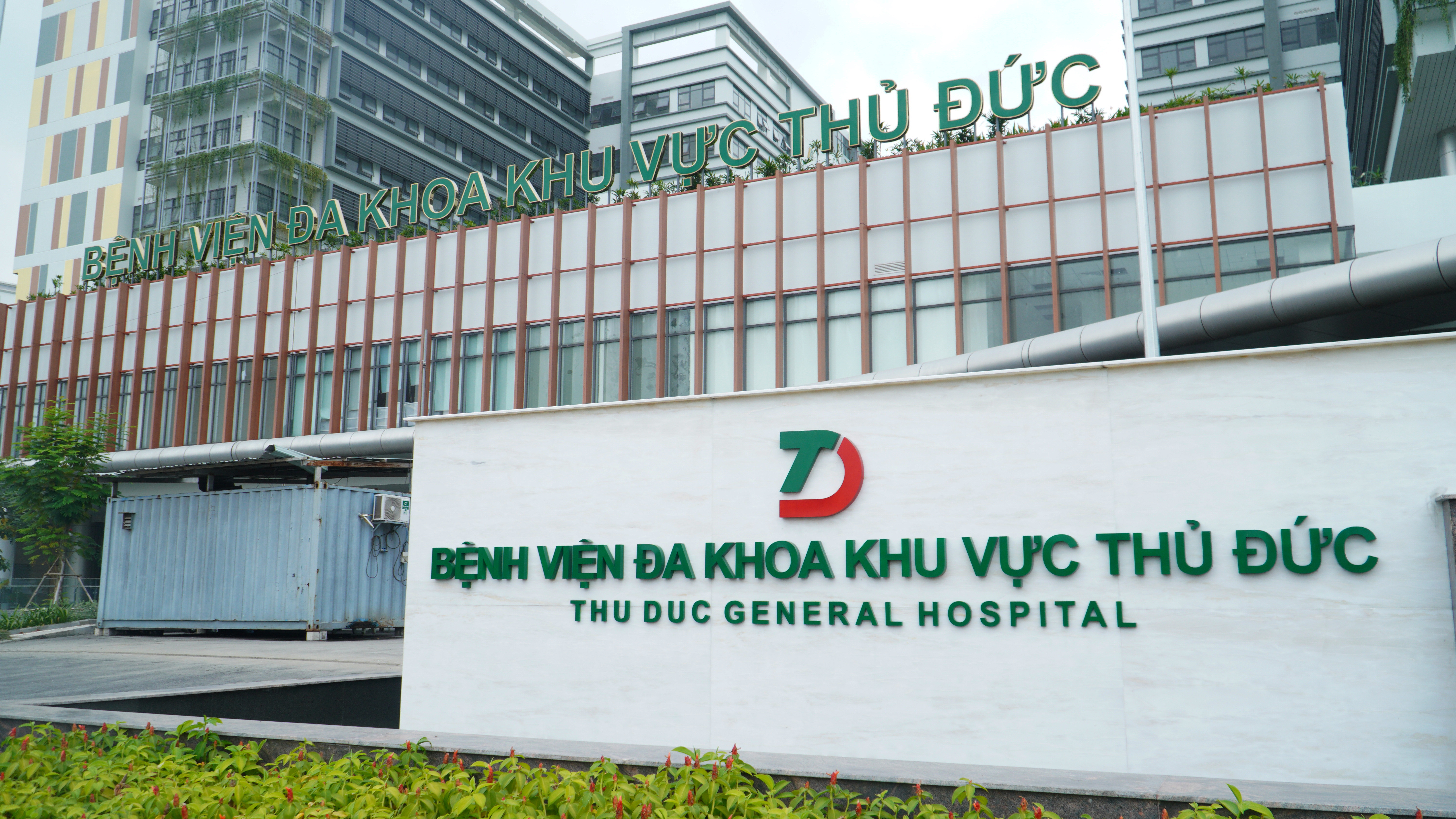 Cảnh bên trong Bệnh viện Đa khoa khu vực Thủ Đức với bệnh nhân và nhân viên y tế