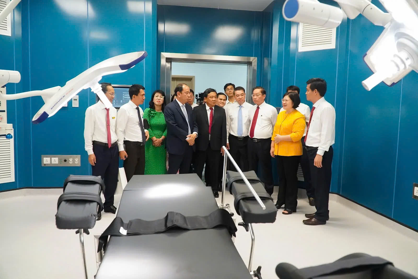 Đoàn lãnh đạo TP.HCM thăm quan các khu vực bên trong Bệnh viện Đa khoa khu vực Thủ Đức