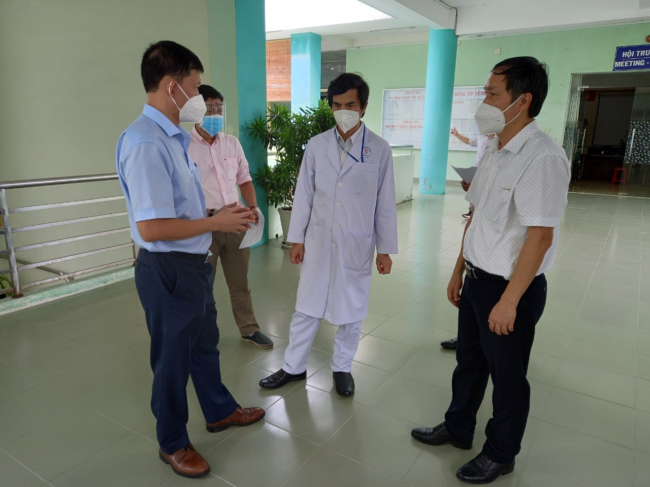Tổ công tác Bộ Y tế làm việc tại Bệnh viện Quận Bình Tân